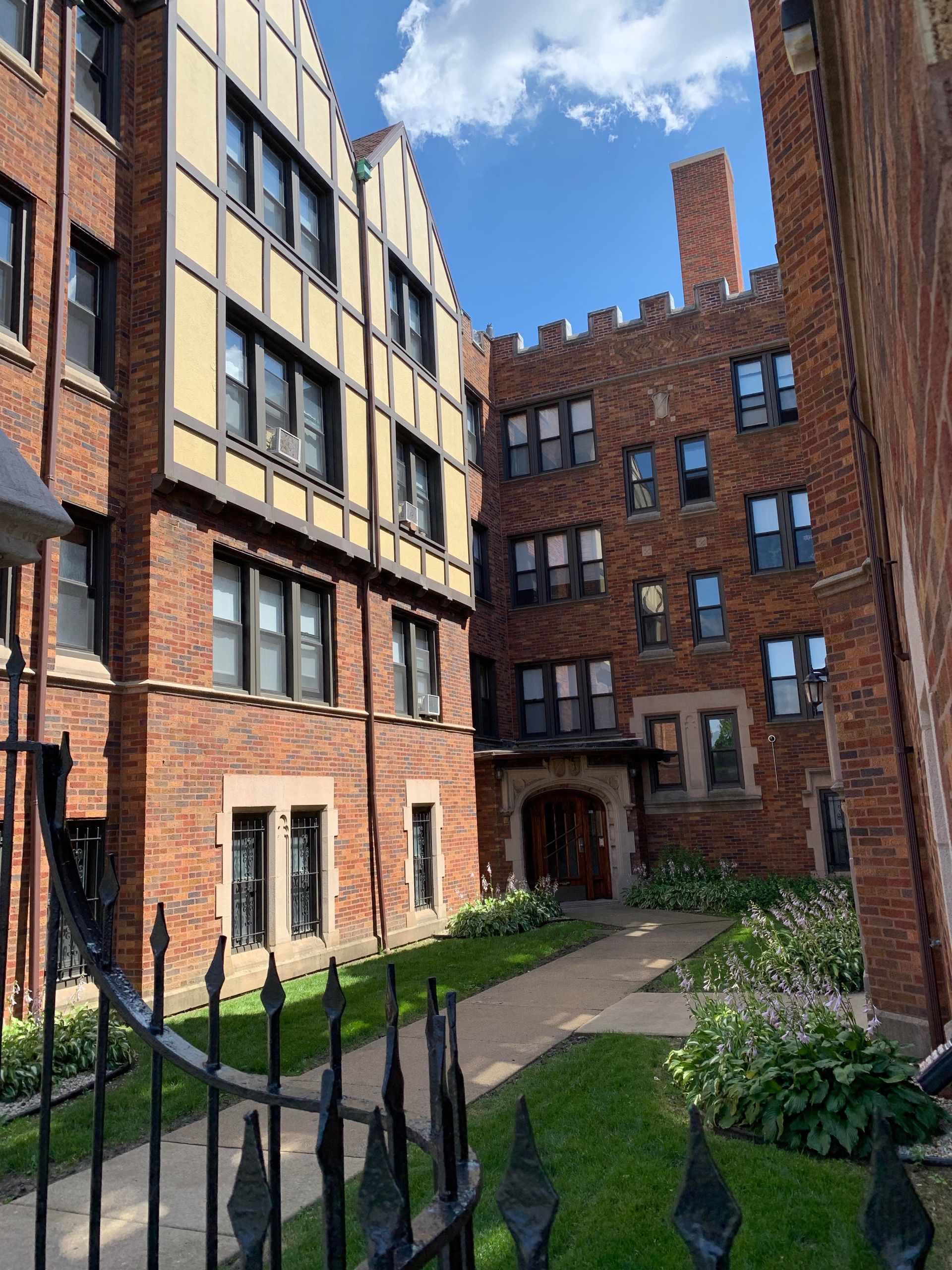 Security Deposit vs Move-in Fee in Chicago